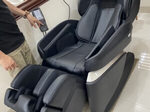 Góc ảnh khách dùng ghế massage Fujiiryoki