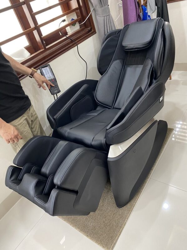 Góc ảnh khách dùng ghế massage Fujiiryoki