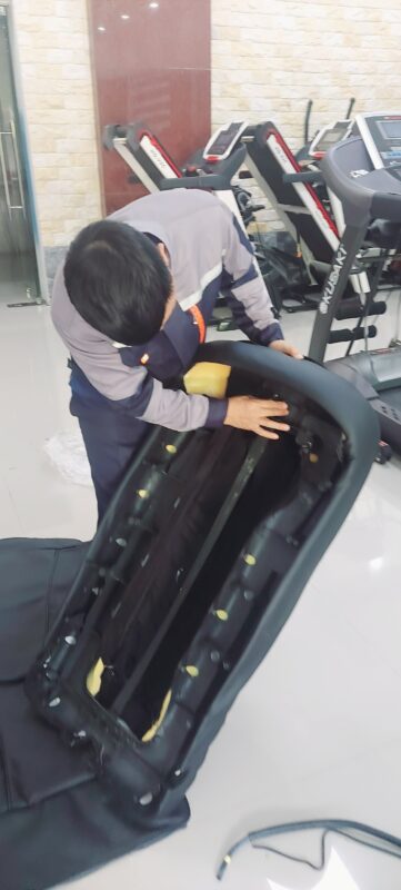 Nhân viên kỹ thuật ghế massage