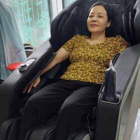 Khach boc da ghe massage dong anh