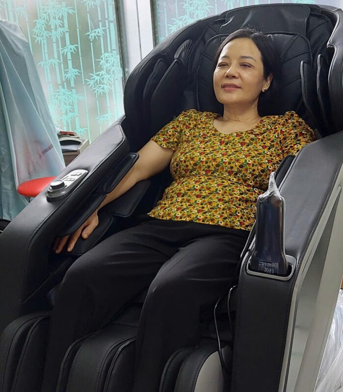 Khach boc da ghe massage dong anh