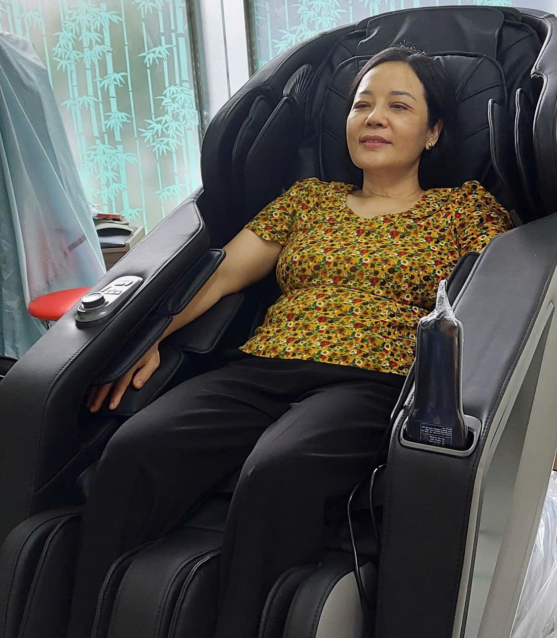 Khach boc da ghe massage dong anh