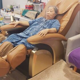 Khach boc da ghe massage le trong tan ha noi